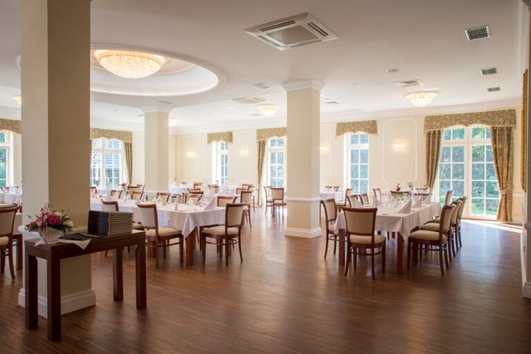 Hotel na Jurze Dworek nad Rozlewiskiem Jura noclegi Klucze Ogrodzieniec Olkusz Zawiercie malopolska Restauracja Szkolenia Konferencje Wyjazdy Integracyjne Restauracja sala weselna na nocowanie na jurrze 2 768x512