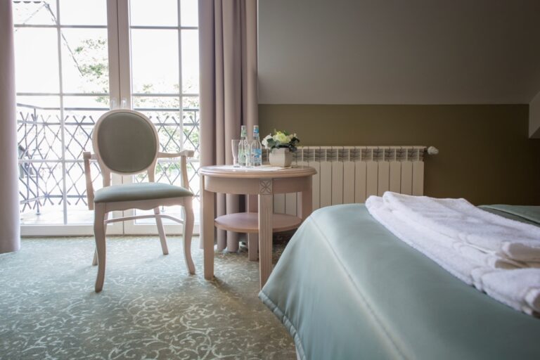 Hotel na Jurze Dworek nad Rozlewiskiem Jura noclegi Klucze Ogrodzieniec Olkusz Zawiercie malopolska Restauracja Szkolenia Konferencje Wyjazdy Integracyjne Restauracja sala weselna na nocowanie na jurrze 3 768x512