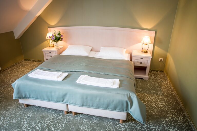 Hotel na Jurze Dworek nad Rozlewiskiem Jura noclegi Klucze Ogrodzieniec Olkusz Zawiercie malopolska Restauracja Szkolenia Konferencje Wyjazdy Integracyjne Restauracja sala weselna na nocowanie na jurrze 4 768x512