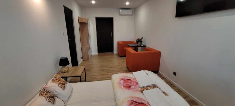 Noclegi w Dawnej Lazni Centrum Zarki 4 768x346